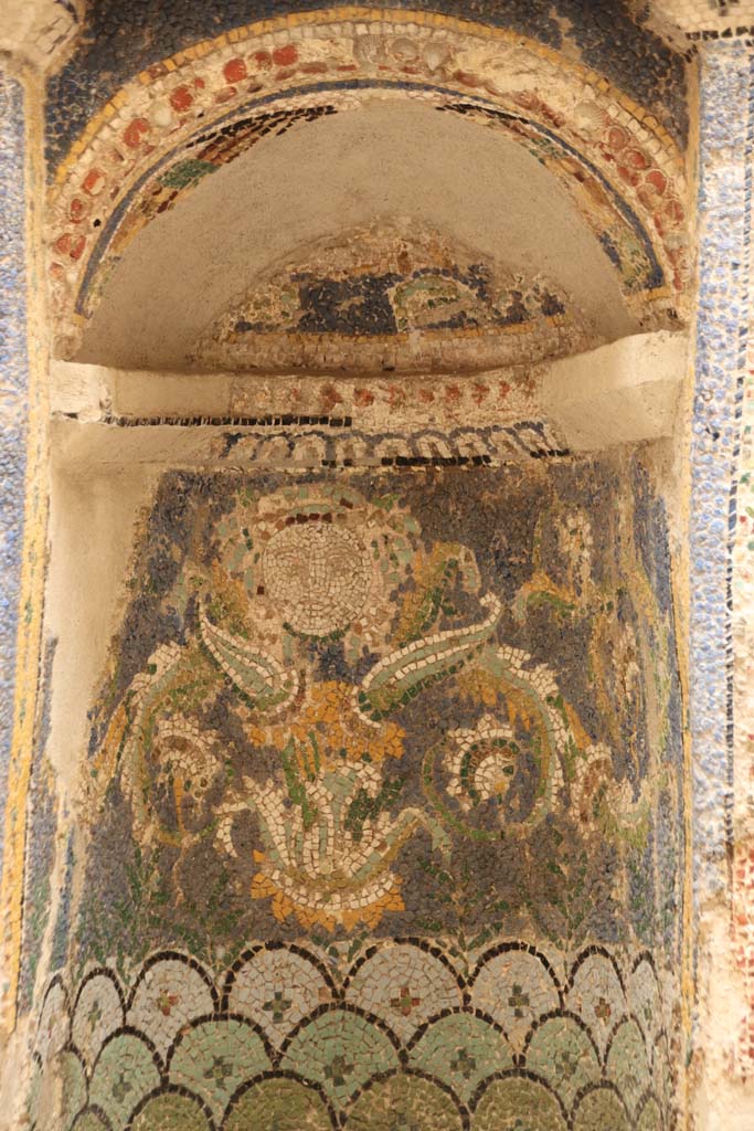 III,3 Herculaneum, October 2020.
Detail from mosaic and shell-trimmed niche. Photo courtesy of Klaus Heese.